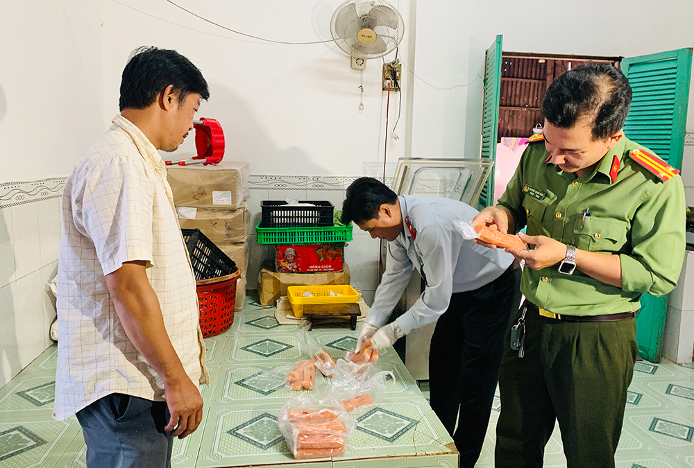 Kiểm tra an toàn thực phẩm ở TP. Long Xuyên