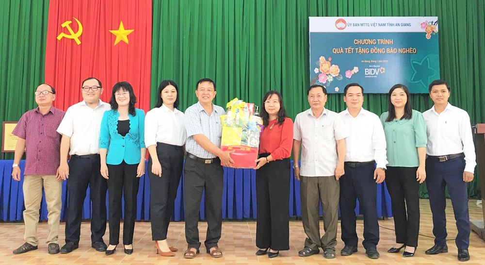 BIDV An Giang tặng quà Tết cho người nghèo 2 huyện Chợ Mới và Tri Tôn