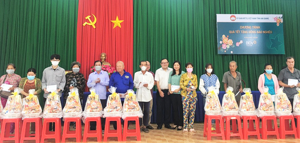 BIDV An Giang tặng quà Tết cho người nghèo 2 huyện Chợ Mới và Tri Tôn