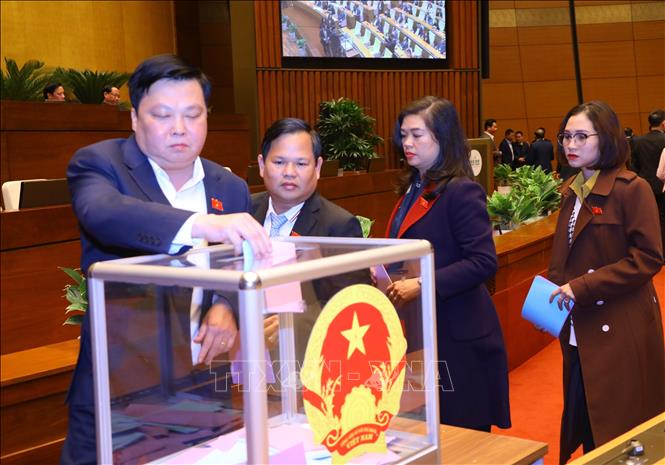 Quốc hội thông qua Nghị quyết miễn nhiệm chức vụ Chủ tịch nước, cho thôi nhiệm vụ đại biểu Quốc hội đối với ông Nguyễn Xuân Phúc