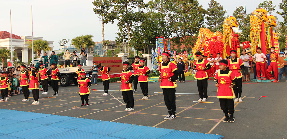 Cờ người ngày Xuân