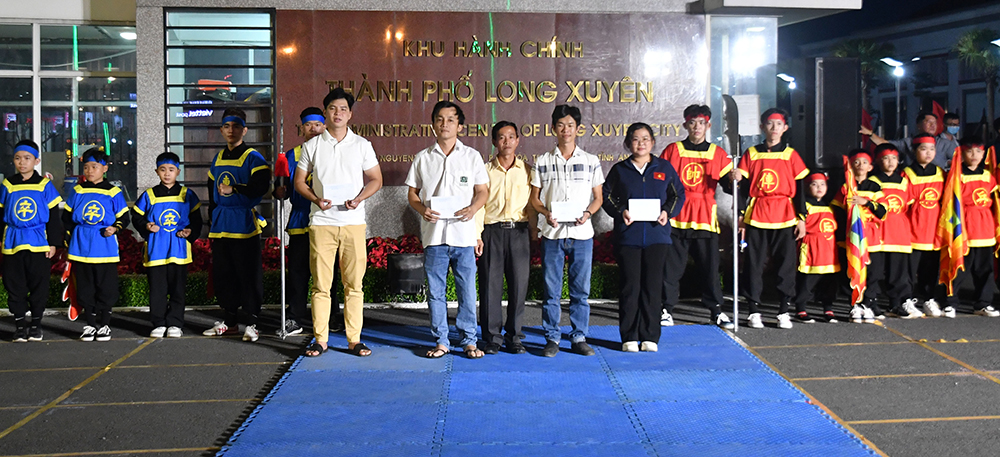 Cờ người ngày Xuân