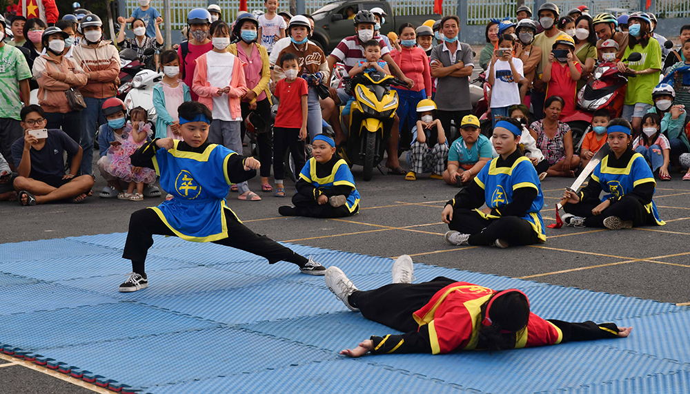 Cờ người ngày Xuân