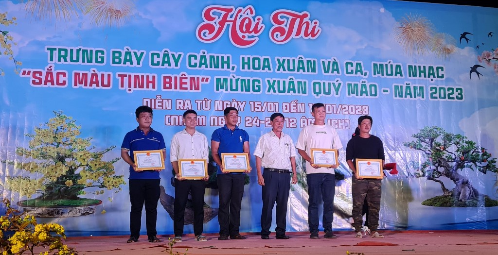 Trao giải Hội thi trưng bày cây cảnh, hoa Xuân và ca múa nhạc mừng Xuân Quý Mão năm 2023 tại huyện Tịnh Biên