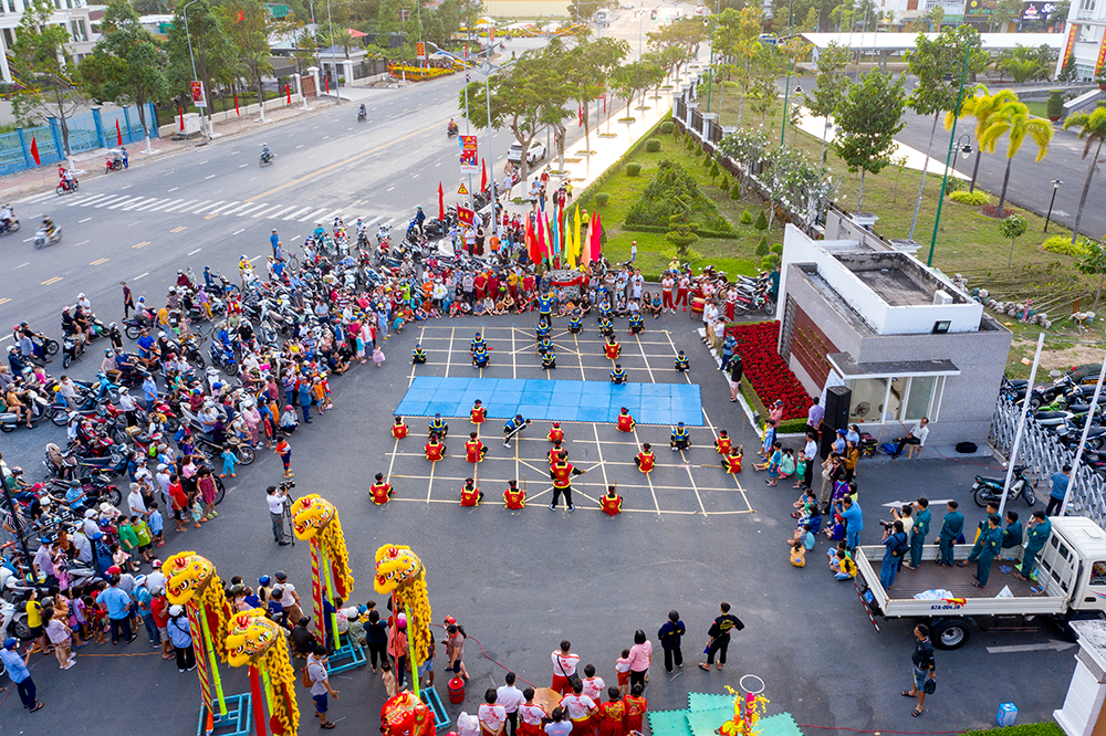 Cờ người ngày Xuân