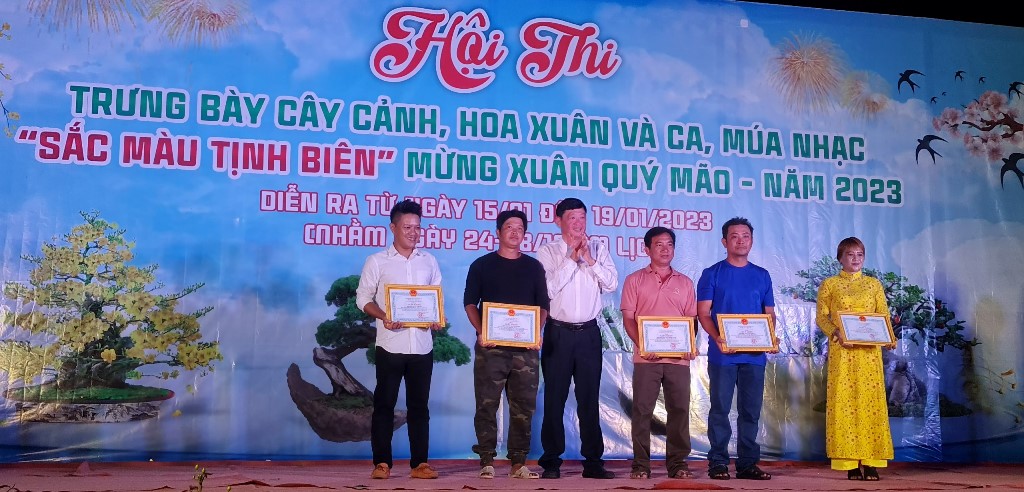 Trao giải Hội thi trưng bày cây cảnh, hoa Xuân và ca múa nhạc mừng Xuân Quý Mão năm 2023 tại huyện Tịnh Biên
