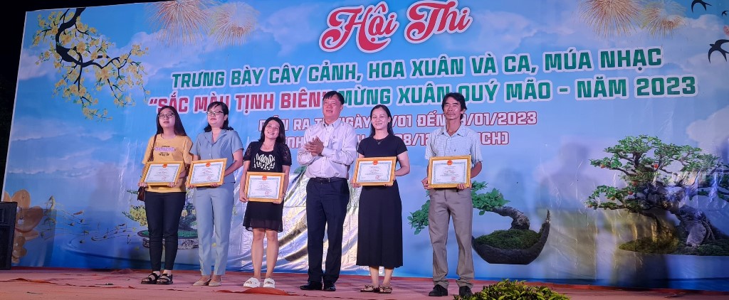 Trao giải Hội thi trưng bày cây cảnh, hoa Xuân và ca múa nhạc mừng Xuân Quý Mão năm 2023 tại huyện Tịnh Biên