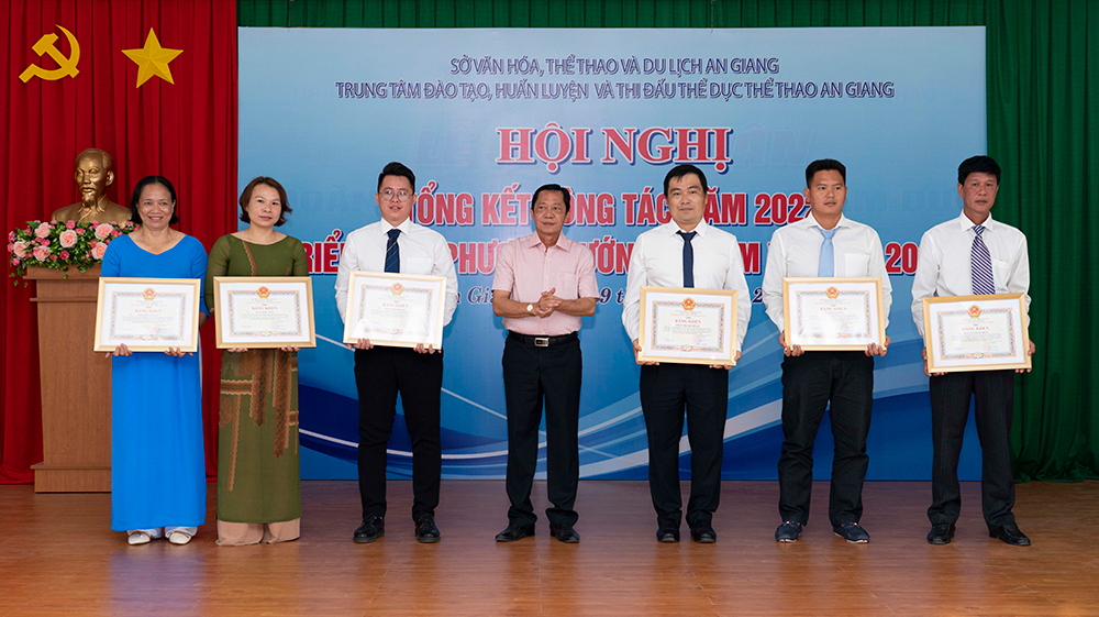 An Giang khen thưởng các huấn luyện viên, vận động viên có thành tích xuất sắc năm 2022