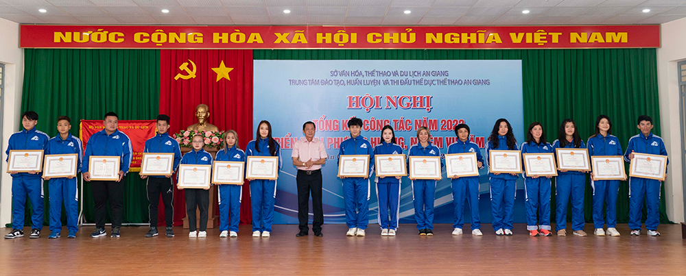 An Giang khen thưởng các huấn luyện viên, vận động viên có thành tích xuất sắc năm 2022