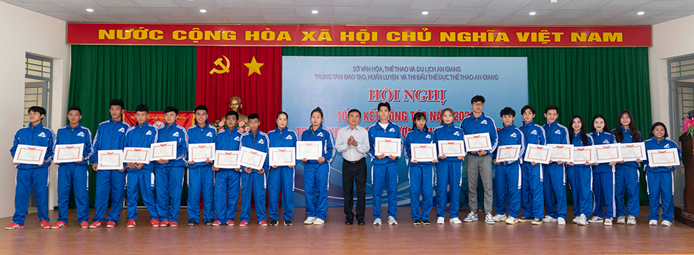 An Giang khen thưởng các huấn luyện viên, vận động viên có thành tích xuất sắc năm 2022