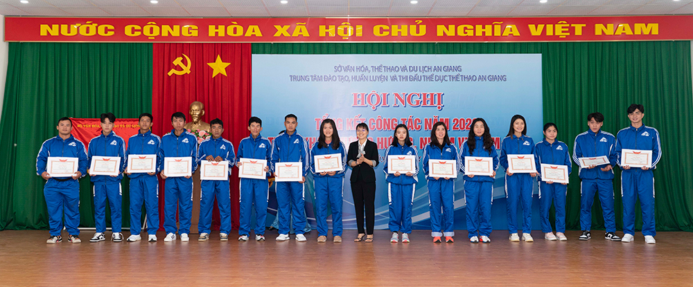 An Giang khen thưởng các huấn luyện viên, vận động viên có thành tích xuất sắc năm 2022