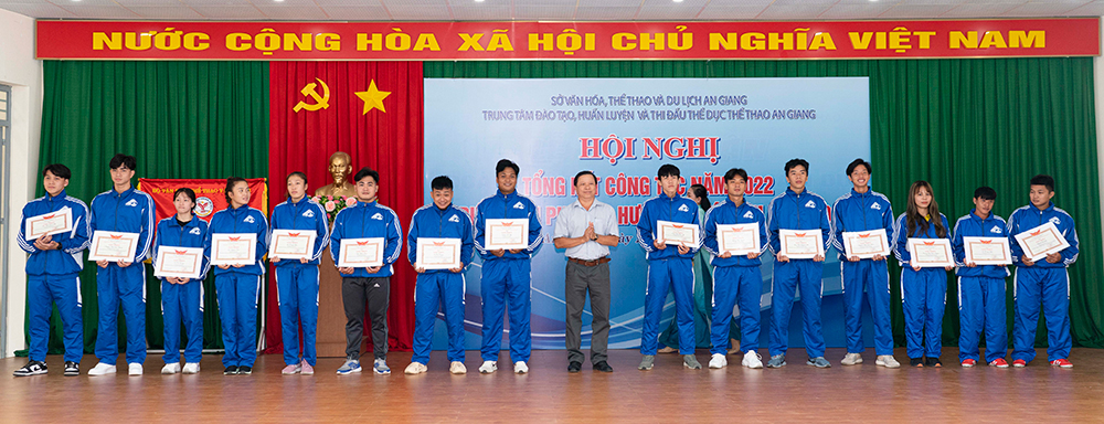 An Giang khen thưởng các huấn luyện viên, vận động viên có thành tích xuất sắc năm 2022
