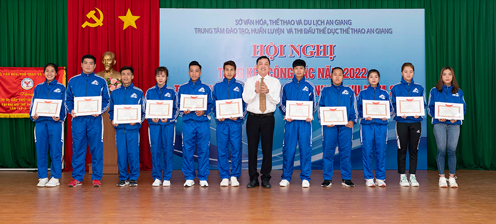 An Giang khen thưởng các huấn luyện viên, vận động viên có thành tích xuất sắc năm 2022