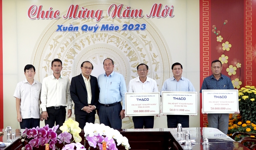 Công ty Cổ phần Tập đoàn Trường Hải đóng góp Quỹ “Vì người nghèo” tỉnh An Giang 300 triệu đồng