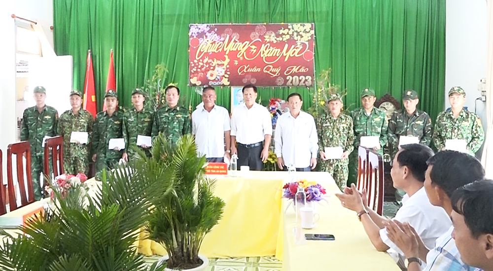 Lãnh đạo tỉnh An Giang và huyện An Phú chúc Tết cán bộ, chiến sĩ Đồn Biên phòng Cửa khẩu Long Bình