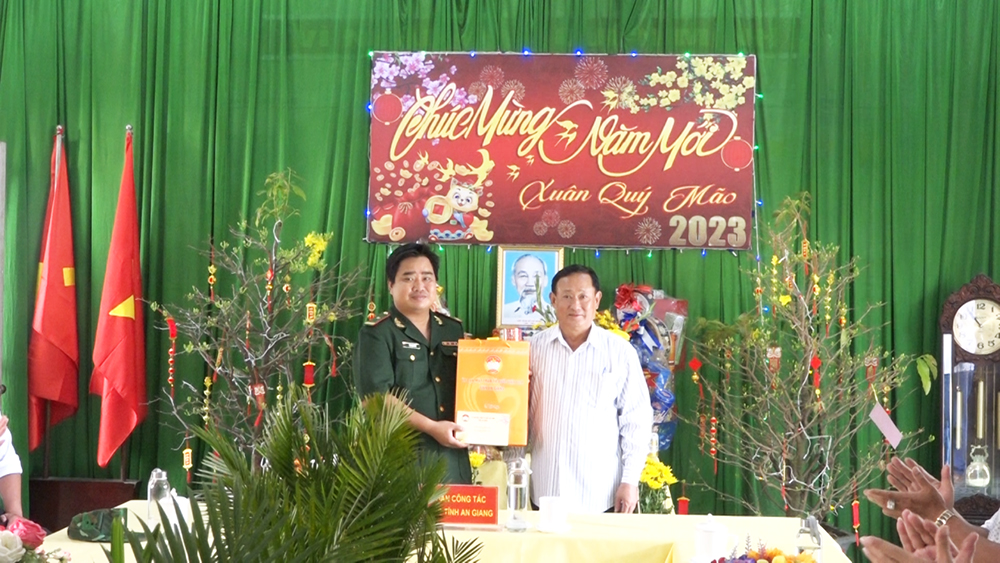 Lãnh đạo tỉnh An Giang và huyện An Phú chúc Tết cán bộ, chiến sĩ Đồn Biên phòng Cửa khẩu Long Bình