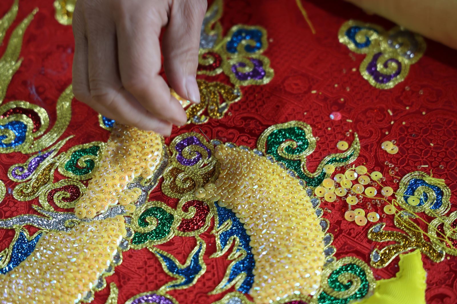 Độc đáo làng nghề 'thêu áo cho Vua'