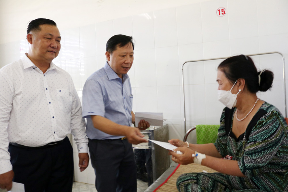 Thăm, tặng quà bệnh nhân đang điều trị tại Trung tâm Y tế huyện Châu Thành