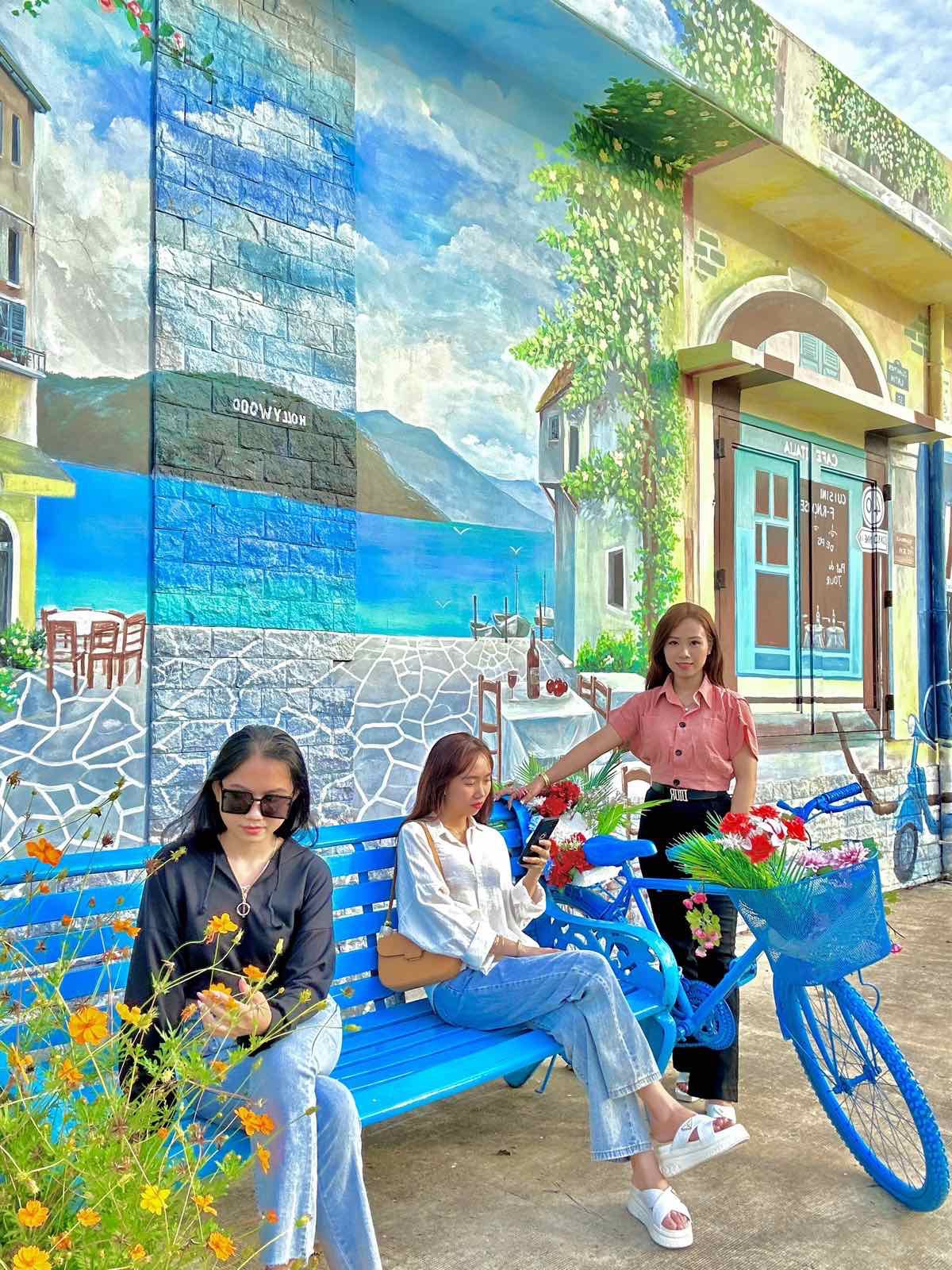 Độc đáo "Nhà may cô 3 Châu Đốc" và tiệm cho thuê áo dài khăn đóng tại Khu Du lịch Văn hoá tâm linh bà Chúa Xứ - Cáp treo núi Sam vào dịp Xuân Quý Mão