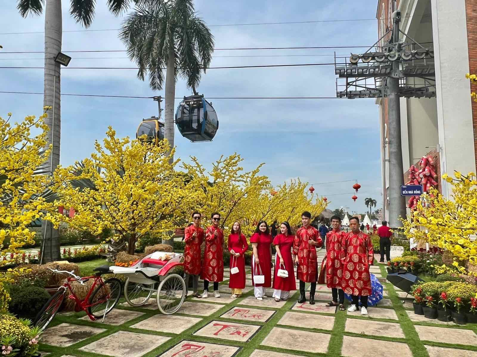 Độc đáo "Nhà may cô 3 Châu Đốc" và tiệm cho thuê áo dài khăn đóng tại Khu Du lịch Văn hoá tâm linh bà Chúa Xứ - Cáp treo núi Sam vào dịp Xuân Quý Mão