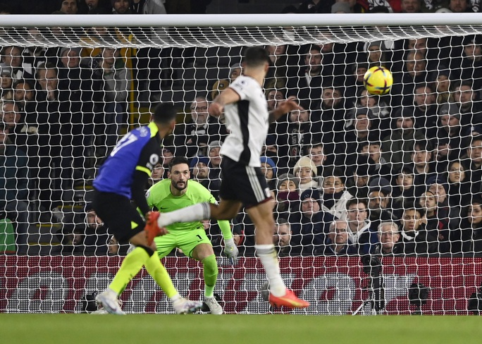 Harry Kane ghi bàn sánh ngang huyền thoại, Tottenham hâm nóng cuộc đua Top 4