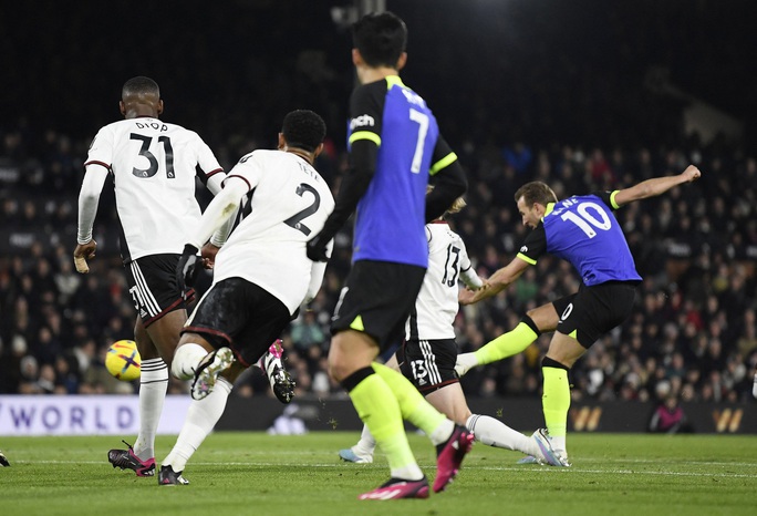 Harry Kane ghi bàn sánh ngang huyền thoại, Tottenham hâm nóng cuộc đua Top 4