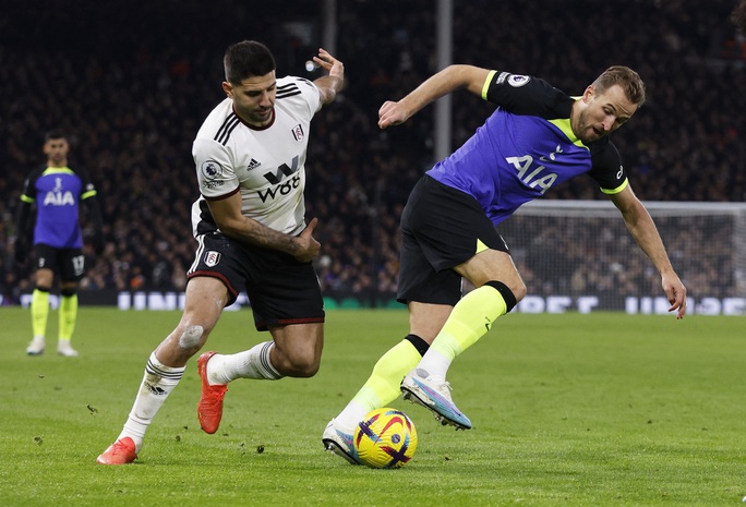 Harry Kane ghi bàn sánh ngang huyền thoại, Tottenham hâm nóng cuộc đua Top 4
