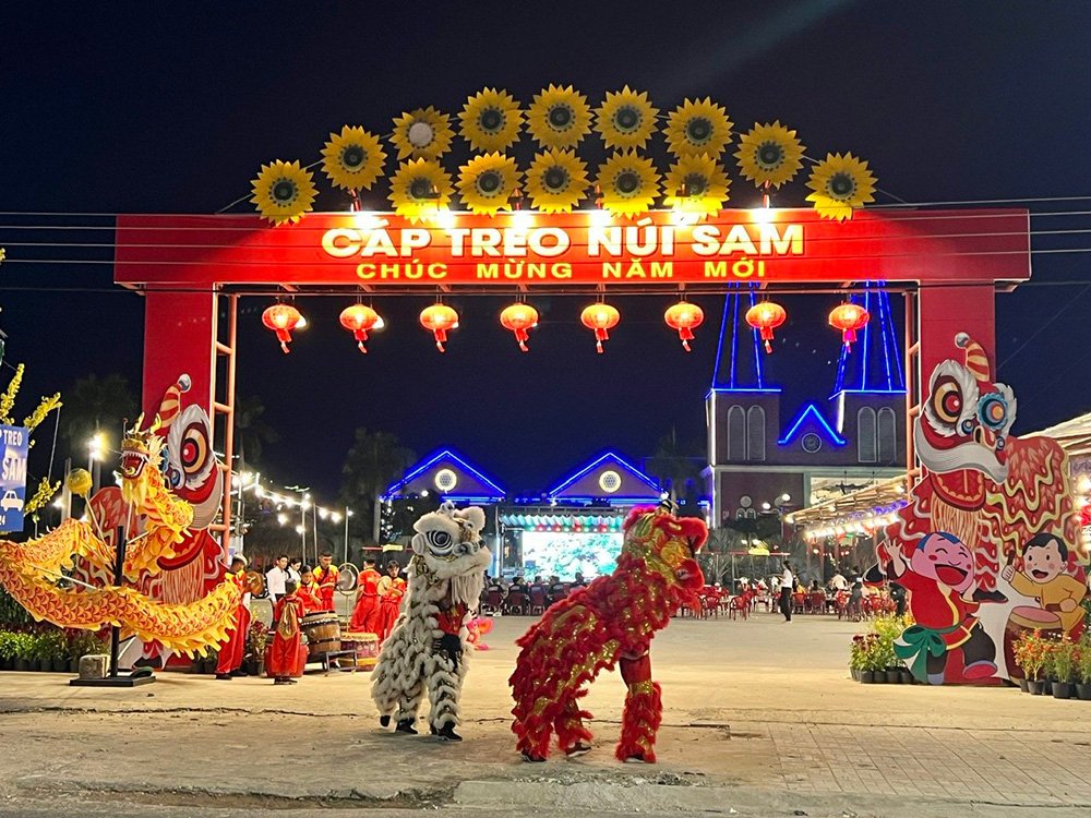 Miễn phí vé tham quan, Cáp treo núi Sam góp phần thu hút hàng chục ngàn du khách đến Khu Du lịch quốc gia núi Sam