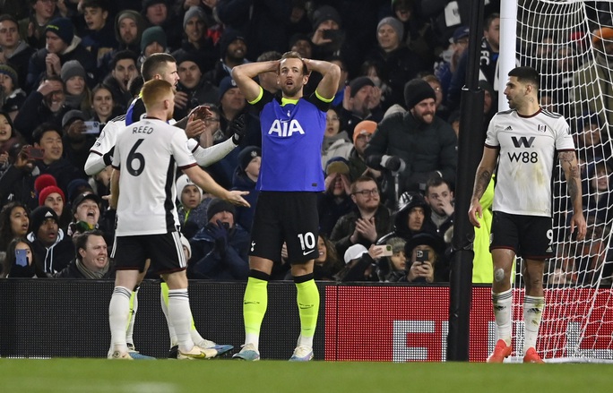 Harry Kane ghi bàn sánh ngang huyền thoại, Tottenham hâm nóng cuộc đua Top 4