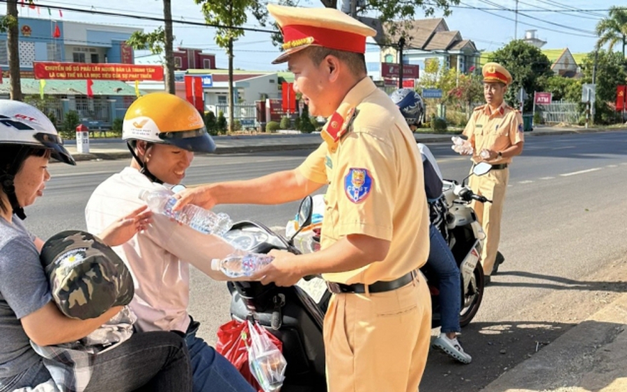 Yêu cầu Cảnh sát giao thông tập trung lực lượng hỗ trợ, giúp đỡ nhân dân quay lại đô thị công tác, lao động, học tập