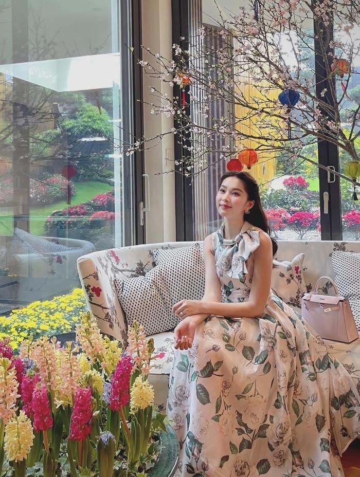 Hoàng Thùy Linh, Võ Hoàng Yến lạ lẫm đầu năm mới