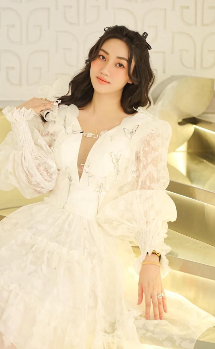 Hoàng Thùy Linh, Võ Hoàng Yến lạ lẫm đầu năm mới