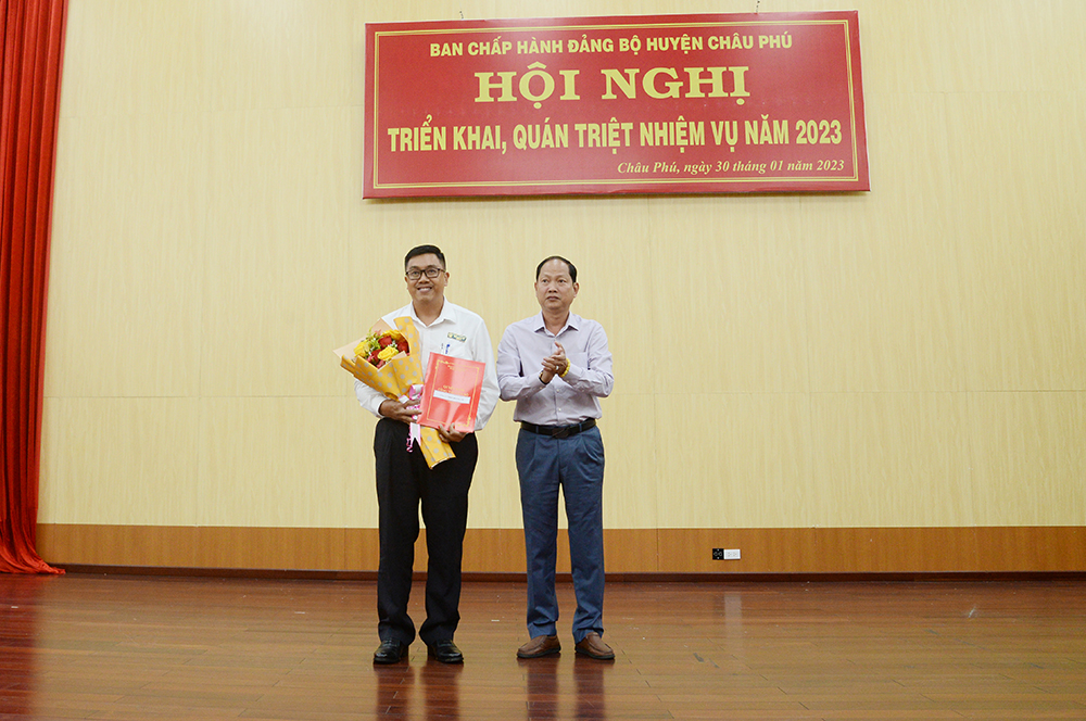 Huyện ủy Châu Phú triển khai, quán triệt nhiệm vụ năm 2023