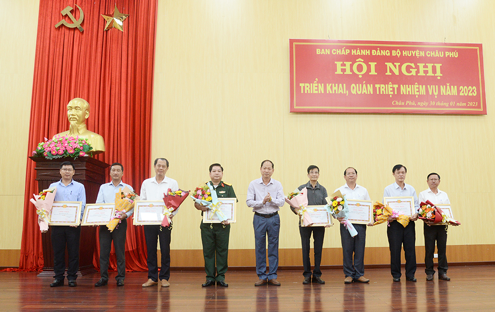 Huyện ủy Châu Phú triển khai, quán triệt nhiệm vụ năm 2023