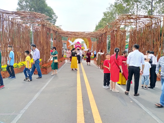 Đồng Tháp: Đường hoa Xuân TP Cao Lãnh thu hút khoảng 45.000 lượt người tham quan