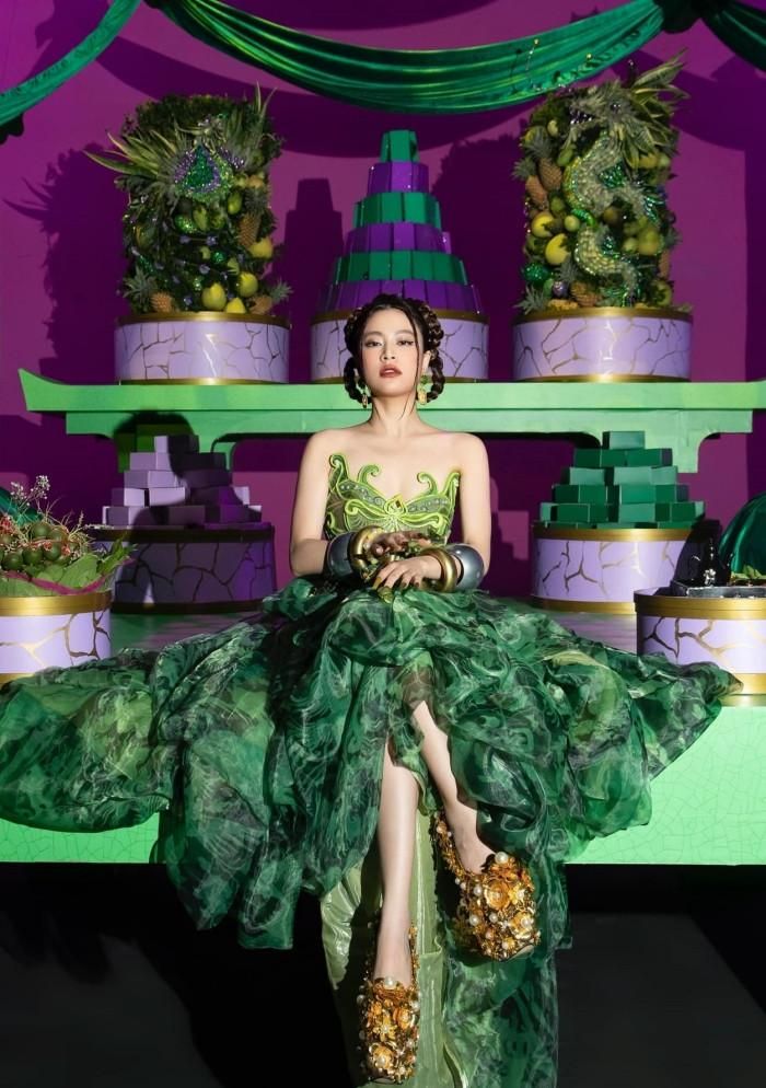 Hoàng Thùy Linh, Võ Hoàng Yến lạ lẫm đầu năm mới