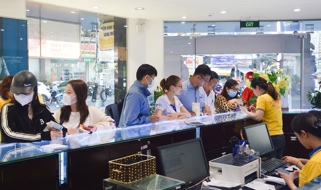 Người dân đổ xô mua vàng nhân ngày vía Thần Tài 2023