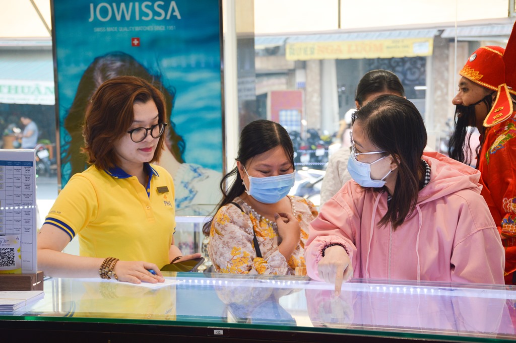 Người dân đổ xô mua vàng nhân ngày vía Thần Tài 2023