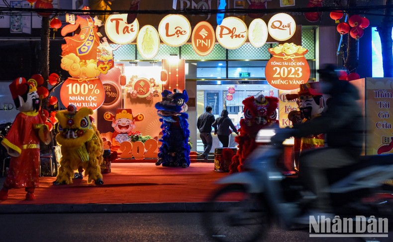 Người dân xếp hàng từ 5 giờ sáng, đợi mua vàng cầu may ngày vía Thần Tài