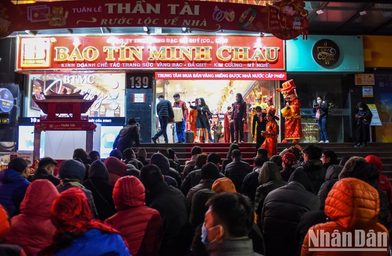 Người dân xếp hàng từ 5 giờ sáng, đợi mua vàng cầu may ngày vía Thần Tài