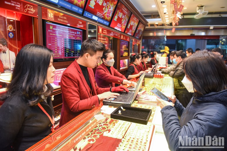 Người dân xếp hàng từ 5 giờ sáng, đợi mua vàng cầu may ngày vía Thần Tài