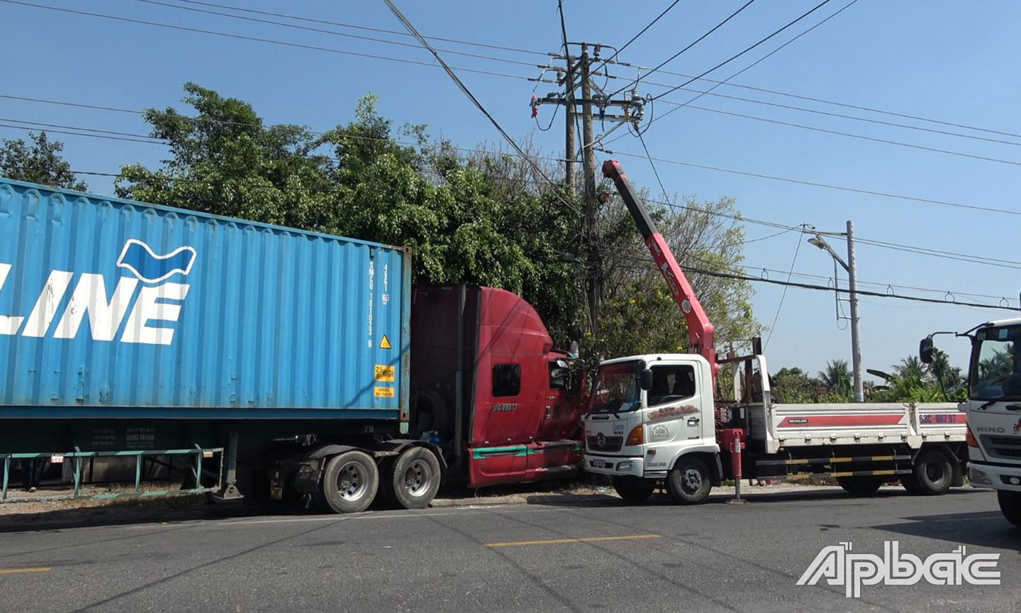 Tiền Giang: Xe container tông gãy trụ điện gây mất điện một số khu vực