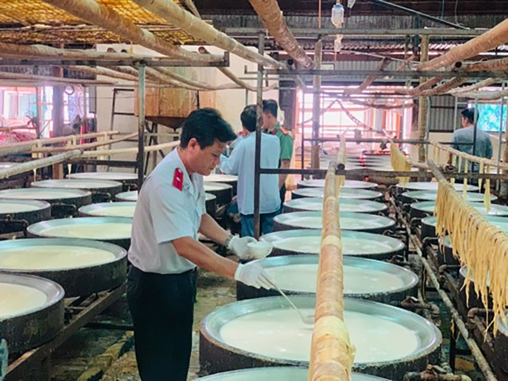 Kiểm tra an toàn thực phẩm tại huyện Phú Tân