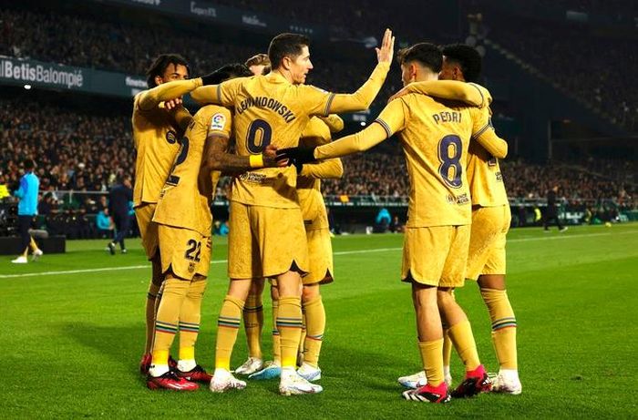 Lewandowski tái xuất và ghi bàn, Barcelona bỏ xa Real Madrid ở La Liga
