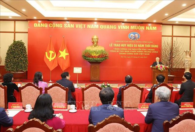Trao Huy hiệu 55 năm tuổi Đảng tặng Tổng Bí thư Nguyễn Phú Trọng