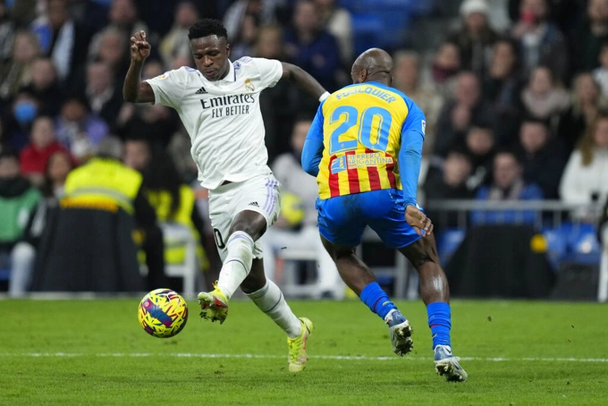 Đánh bại Valencia, Real Madrid quyết tâm bám đuổi Barcelona