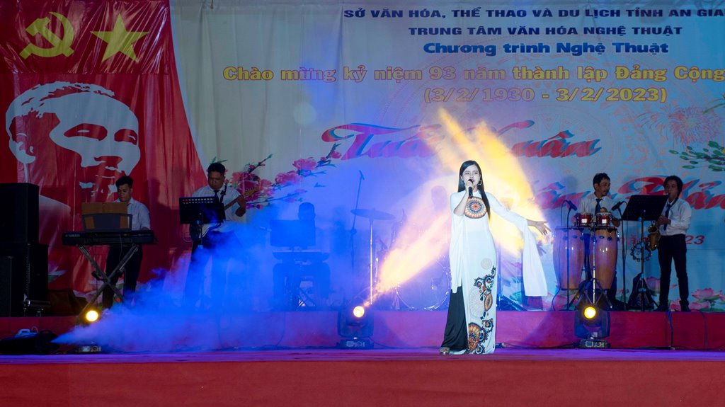 Biểu diễn Chương trình nghệ thuật kỷ niệm 93 năm Ngày thành lập Đảng Cộng sản Việt Nam, chủ đề “Tuổi Xuân dâng Đảng”
