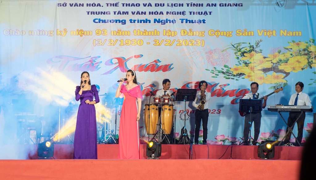 Biểu diễn Chương trình nghệ thuật kỷ niệm 93 năm Ngày thành lập Đảng Cộng sản Việt Nam, chủ đề “Tuổi Xuân dâng Đảng”