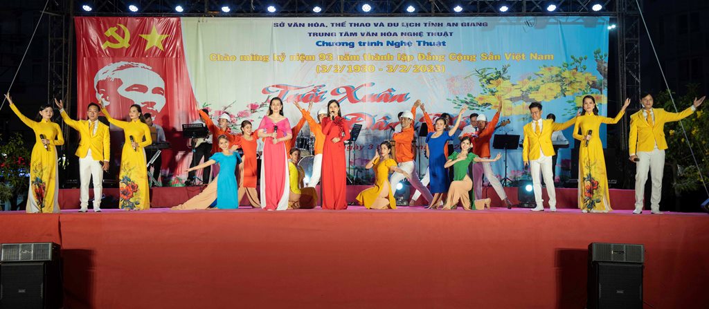 Biểu diễn Chương trình nghệ thuật kỷ niệm 93 năm Ngày thành lập Đảng Cộng sản Việt Nam, chủ đề “Tuổi Xuân dâng Đảng”