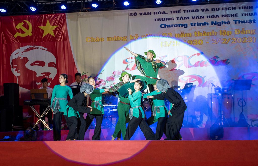 Biểu diễn Chương trình nghệ thuật kỷ niệm 93 năm Ngày thành lập Đảng Cộng sản Việt Nam, chủ đề “Tuổi Xuân dâng Đảng”